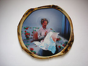 Paul Horn, Pizza, 2008, acrylic, pu-foam, epoxy resin, lacqueur, oil on velvet, diam. 100 cm. Courtesy: Knoll Galerie Wien