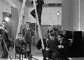 Ferry Radax, Hans Scheugl, Peter Weibel, Kurt Kren, Peter Kubelka, Ernst Schmidt jr. im Filmstudio Prami, 1966. © Hans Scheugl / Wien Museum.