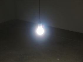 Katie Paterson: Light bulb to Simulate Moonlight, 2008. Foto: Autor, 2012.