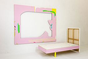Installation mit Tafelbild und bettähnlichem Objekt in rosa.